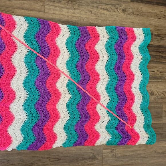 Hand-made Colorful Wave Pattern blanket - Picture 5 of 8